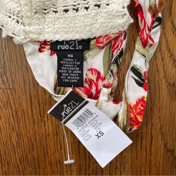 BUNDLE of 5 crop tops, size small - Picture 9 of 11